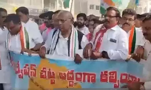 Amberpet में कांग्रेस नेता वी हनुमंत राव बीसी रैली में गिर पड़े