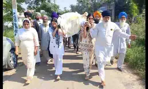 Ludhiana: दो बहनों ने पुलिसकर्मी का अंतिम संस्कार किया Ludhiana: दो बहनों ने पुलिसकर्मी का अंतिम संस्कार किया
