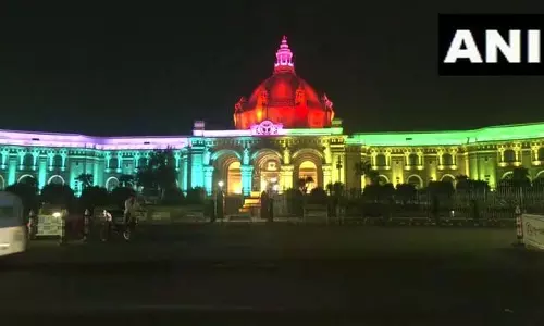 धनतेरस और दिवाली की तैयारियों के चलते बाजार और विधानसभा जगमगाए धनतेरस और दिवाली की तैयारियों के चलते बाजार और विधानसभा जगमगाए
