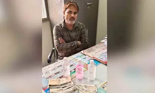 Assistant Engineer 30 हजार रुपये की रिश्वत लेते पकड़ा गया Assistant Engineer 30 हजार रुपये की रिश्वत लेते पकड़ा गया