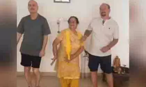 Anupam Kher ने मां दुलारी और भाई राजू के साथ मनमोहक नृत्य का आनंद लिया