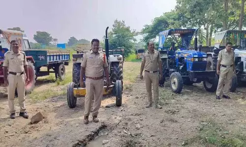 Maganur में अवैध रेत परिवहन पर पुलिस ने चार ट्रैक्टर जब्त किए