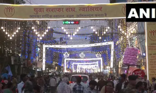 सराफा बाजार में धनतेरस की खरीदारी को लेकर भारी भीड़, पुलिस तैनात सराफा बाजार में धनतेरस की खरीदारी को लेकर भारी भीड़, पुलिस तैनात