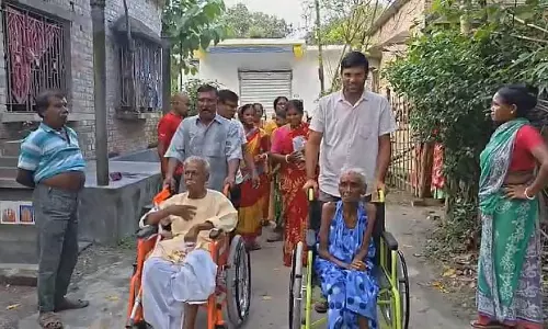संपत्ति छीन ली, छत खो दी: घर खोने के बाद टिन के घरों में रहना पड़ रहा
