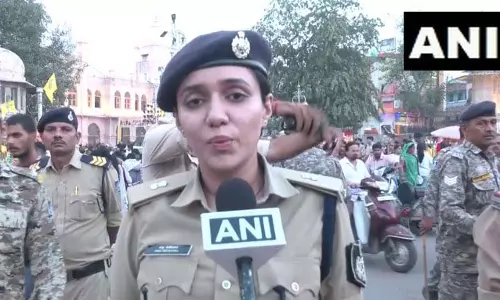 धनतेरस पर ट्रैफिक और सुरक्षा को लेकर पुलिस का सघन इंतजाम, ड्रोन निगरानी धनतेरस पर ट्रैफिक और सुरक्षा को लेकर पुलिस का सघन इंतजाम, ड्रोन निगरानी
