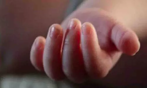 Mumbai में लापरवाही से 3 साल की बच्ची की मौत, पिता पर मामला दर्ज