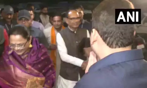 केंद्रीय मंत्री शिवराज सिंह चौहान और पत्नी ने धनतेरस पर किया आभूषण खरीदारी का दौरा केंद्रीय मंत्री शिवराज सिंह चौहान और पत्नी ने धनतेरस पर किया आभूषण खरीदारी का दौरा