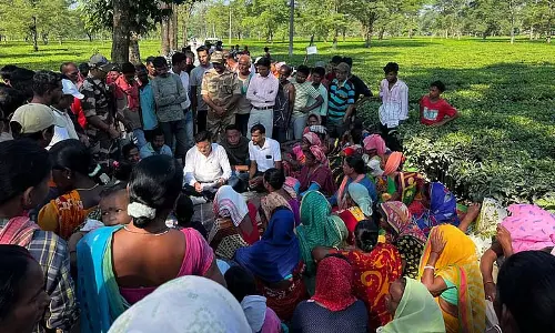 सुविधाओं की कमी को लेकर Atiyabari चाय बागान श्रमिकों का विरोध प्रदर्शन
