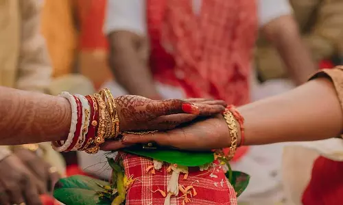 पिता के विरोध के बावजूद नाबालिग लड़की की पुजारी के घर शादी
