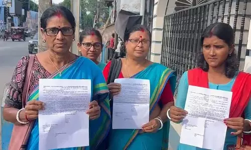 Balurghat आंगनवाड़ी कार्यकर्ताओं ने प्रतिज्ञा में हालत देख उठकर बैठ गईं Balurghat आंगनवाड़ी कार्यकर्ताओं ने प्रतिज्ञा में हालत देख उठकर बैठ गईं