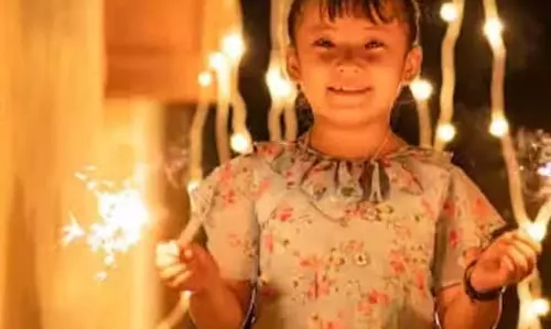 पटाखों से Eye Burnsपर घरेलू इलाज से बचें, हो सकती है दृष्टि खराब