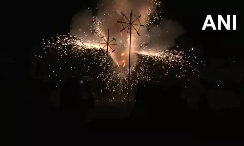 राजकोट में धनतेरस पर रॉकट Municipal Corporation के आतिशबाजी शो ने लोगों को मंत्रमुग्ध किया राजकोट में धनतेरस पर रॉकट Municipal Corporation के आतिशबाजी शो ने लोगों को मंत्रमुग्ध किया