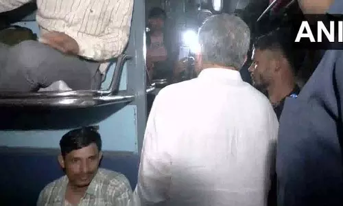 Delhi: रेलवे मंत्री अश्विनी वैष्णव ने नई दिल्ली स्टेशन पर यात्रियों से की बातचीत Delhi: रेलवे मंत्री अश्विनी वैष्णव ने नई दिल्ली स्टेशन पर यात्रियों से की बातचीत