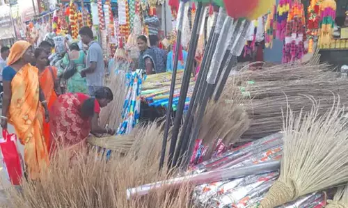 धनतेरस पर रामानुजगंज बाजारों में उमड़ी भारी भीड़, झाड़ू और इलेक्ट्रॉनिक्स की बिक्री ने बढ़ाया उत्साह धनतेरस पर रामानुजगंज बाजारों में उमड़ी भारी भीड़, झाड़ू और इलेक्ट्रॉनिक्स की बिक्री ने बढ़ाया उत्साह