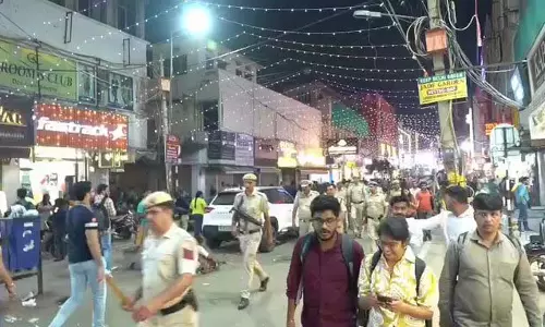 Delhi Police ने त्योहारों से पहले किया Karol Bagh में पैदल गश्त, सुरक्षा व्यवस्था की समीक्षा