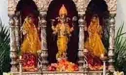 Varanasi: धनतेरस पर भगवान धन्वंतरि की विशेष पूजा, 400 साल पुरानी मूर्ति के दर्शन के लिए उमड़ी श्रद्धालु भीड़ Varanasi: धनतेरस पर भगवान धन्वंतरि की विशेष पूजा, 400 साल पुरानी मूर्ति के दर्शन के लिए उमड़ी श्रद्धालु भीड़