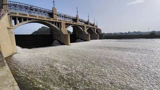 Tamil Nadu : मेट्टूर डैम में पानी का बहाव बढ़ा Tamil Nadu : मेट्टूर डैम में पानी का बहाव बढ़ा