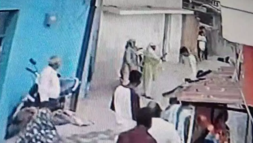 सिविल लाइन इलाके में चाकू लहराया, बदमाश का वीडियो वायरल सिविल लाइन इलाके में चाकू लहराया, बदमाश का वीडियो वायरल