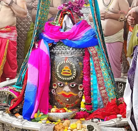 महाकालेश्वर मंदिर में विशेष भस्म आरती, श्रद्धालुओं ने बाबा महाकाल के दर्शन किए महाकालेश्वर मंदिर में विशेष भस्म आरती, श्रद्धालुओं ने बाबा महाकाल के दर्शन किए