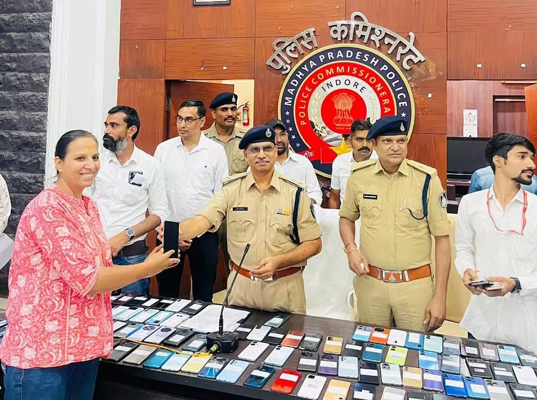 Indore : क्राइम ब्रांच ने 272 चोरी हुए मोबाइल फोन मालिकों को लौटाए Indore : क्राइम ब्रांच ने 272 चोरी हुए मोबाइल फोन मालिकों को लौटाए
