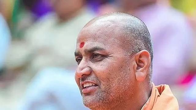 विजयपुरा में एंट्री पर रोक: कदासिद्धेश्वर स्वामीजी DC के आदेश को तोड़कर कनेरी मठ गए विजयपुरा में एंट्री पर रोक: कदासिद्धेश्वर स्वामीजी DC के आदेश को तोड़कर कनेरी मठ गए