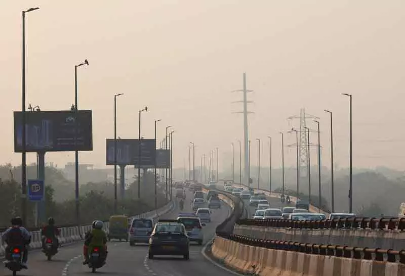 Delhi की हवा लगातार पांचवें दिन भी खराब बनी रही Delhi की हवा लगातार पांचवें दिन भी खराब बनी रही