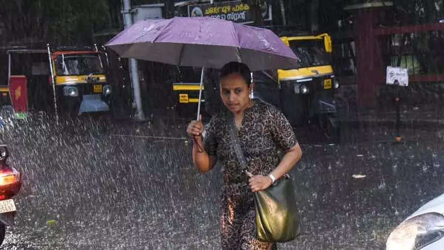 Kerala में भारी बारिश, छह जिलों में ऑरेंज अलर्ट Kerala में भारी बारिश, छह जिलों में ऑरेंज अलर्ट