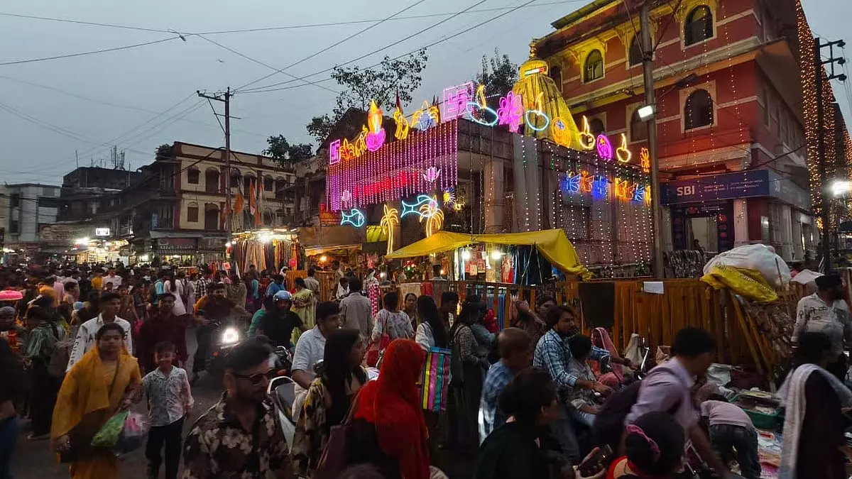 Indore : अहिल्या उत्सव समिति के सदस्यों ने दिवाली की तैयारी के लिए 72 मंदिरों में दीपक जलाए Indore : अहिल्या उत्सव समिति के सदस्यों ने दिवाली की तैयारी के लिए 72 मंदिरों में दीपक जलाए