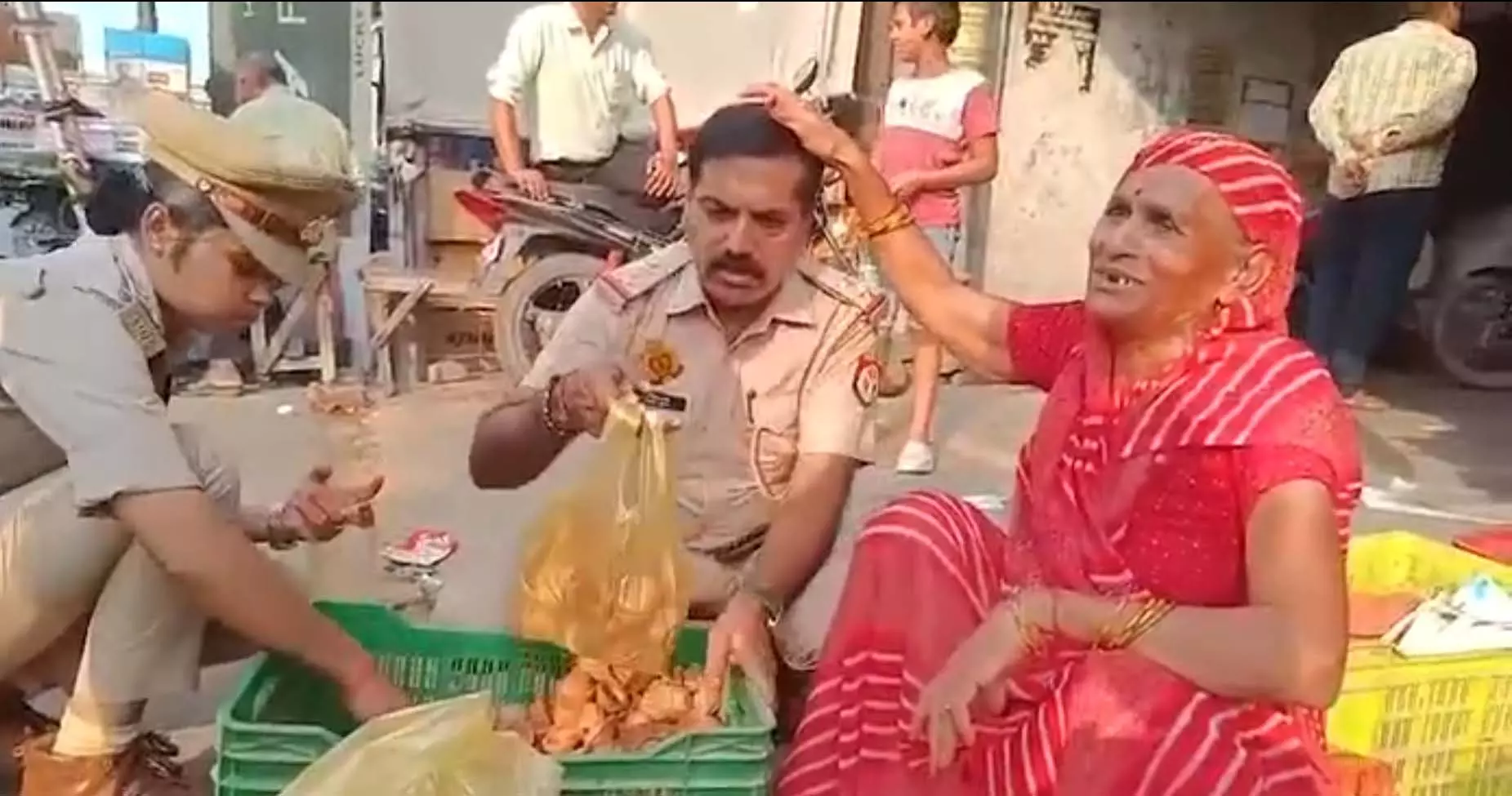 थाना प्रभारी चर्चा में, वृद्ध महिला के चेहरे पर खुशी लौट आई, खरीदे सारे दीए थाना प्रभारी चर्चा में, वृद्ध महिला के चेहरे पर खुशी लौट आई, खरीदे सारे दीए