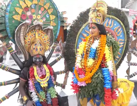 दीपोत्सव के मौके पर फूलों से सजी अयोध्या नगरी, झांकियों से जीता भक्तों का दिल दीपोत्सव के मौके पर फूलों से सजी अयोध्या नगरी, झांकियों से जीता भक्तों का दिल