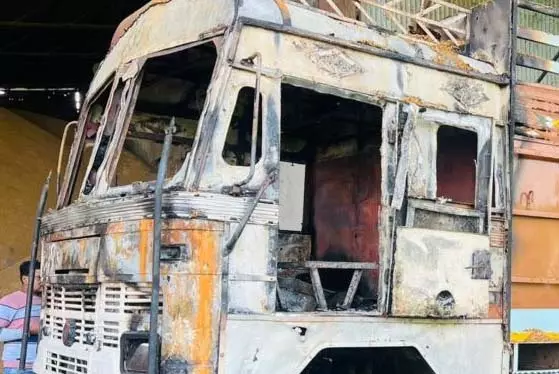 धान लोड ट्रक जलकर खाक, राइस मिल परिसर में बड़ी घटना धान लोड ट्रक जलकर खाक, राइस मिल परिसर में बड़ी घटना