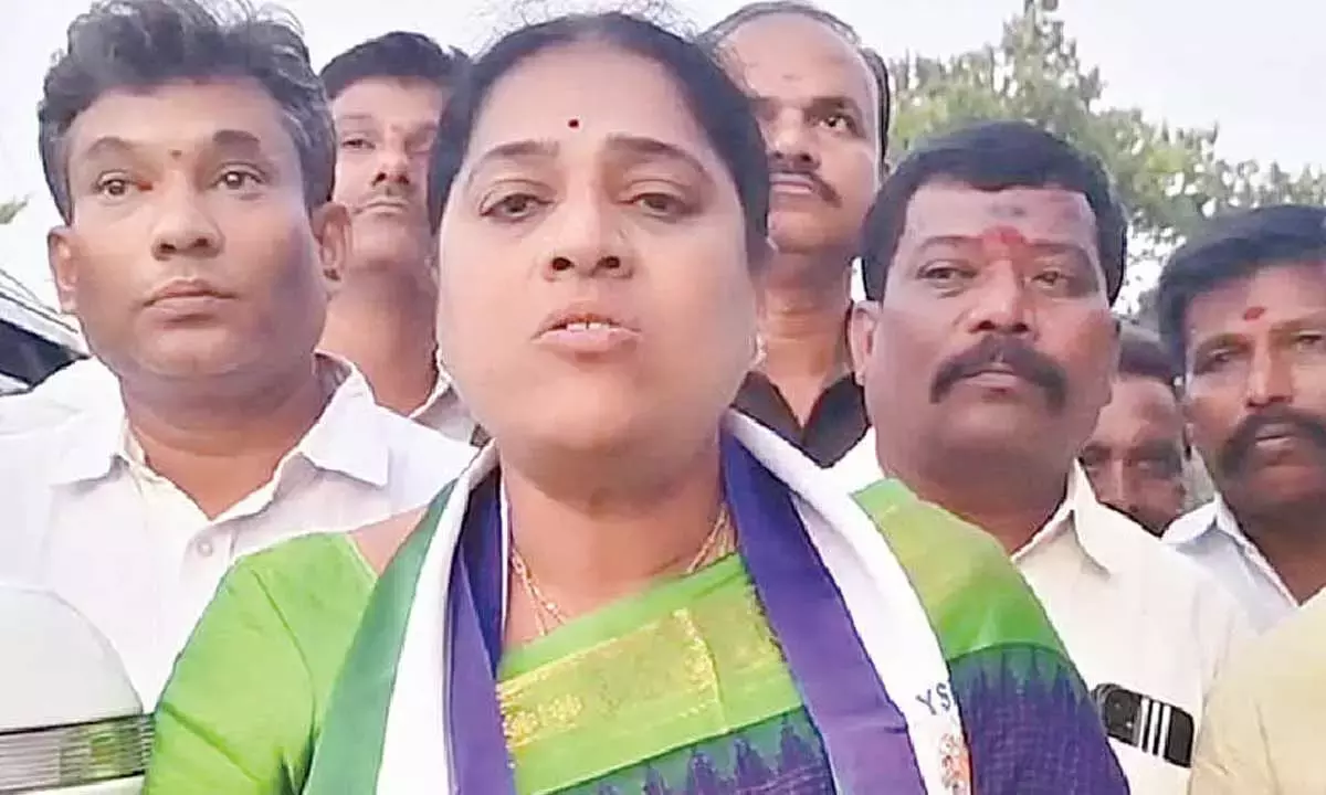 हस्ताक्षर अभियान के दौरान वाईएसआरसीपी की पूर्व विधायक श्रीदेवी पर हमला हस्ताक्षर अभियान के दौरान वाईएसआरसीपी की पूर्व विधायक श्रीदेवी पर हमला