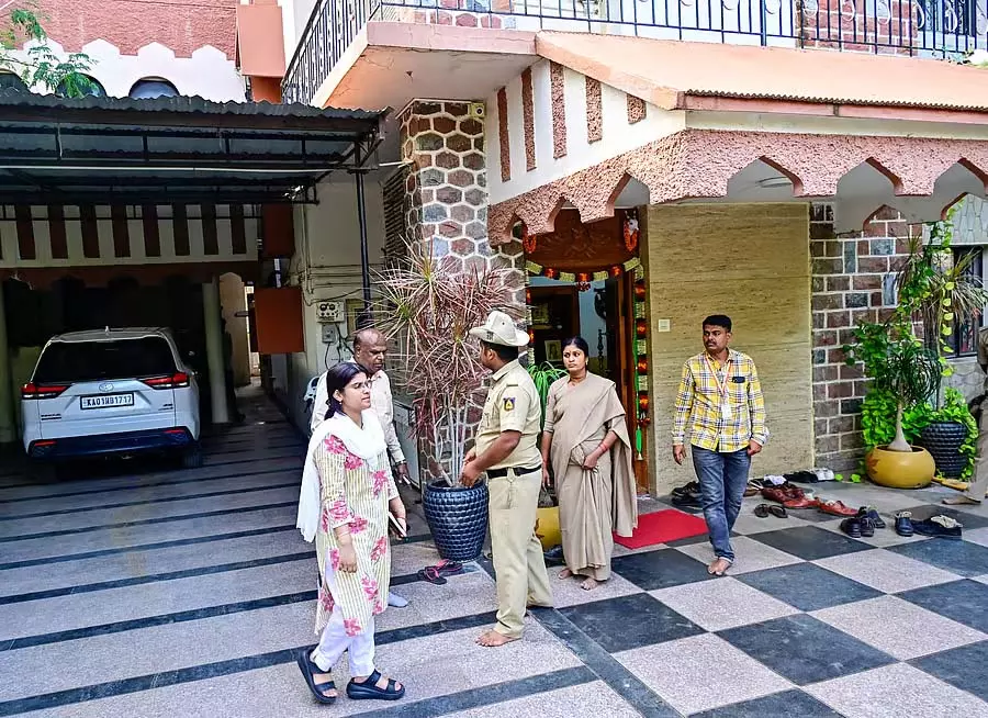 SIT की छापेमारी: टीम सीसीटीवी कैमरे का डीवीआर और जला हुआ कागज लेकर गई SIT की छापेमारी: टीम सीसीटीवी कैमरे का डीवीआर और जला हुआ कागज लेकर गई