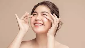Beauty Tips: सर्दियों में नहीं रहेगी रूखी और बेजान त्वचा, स्किनकेयर रूटीन में शामिल करें ये चीजें Beauty Tips: सर्दियों में नहीं रहेगी रूखी और बेजान त्वचा, स्किनकेयर रूटीन में शामिल करें ये चीजें