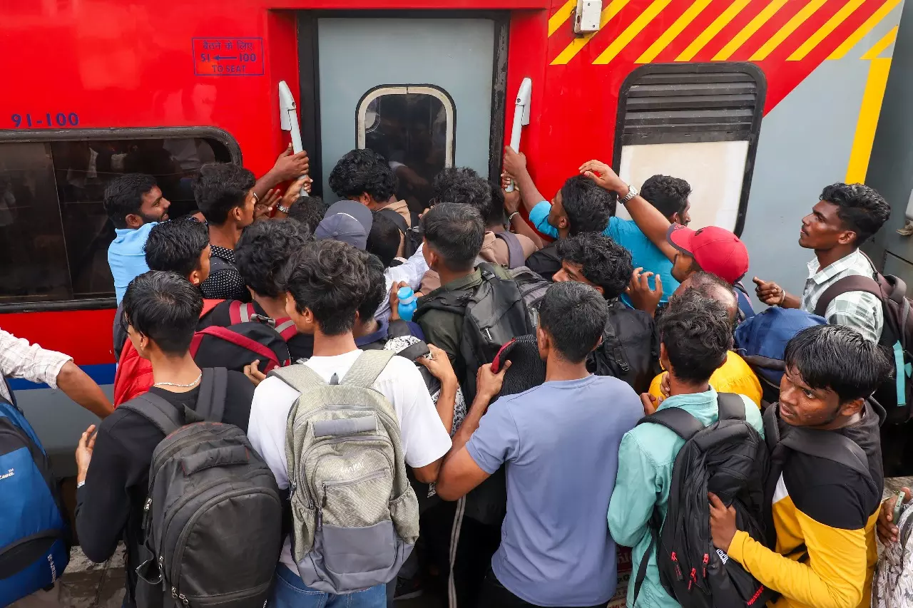 Chennai में दिवाली की हलचल, बस और ट्रेन टर्मिनलों पर यात्रियों की भारी भीड़ Chennai में दिवाली की हलचल, बस और ट्रेन टर्मिनलों पर यात्रियों की भारी भीड़