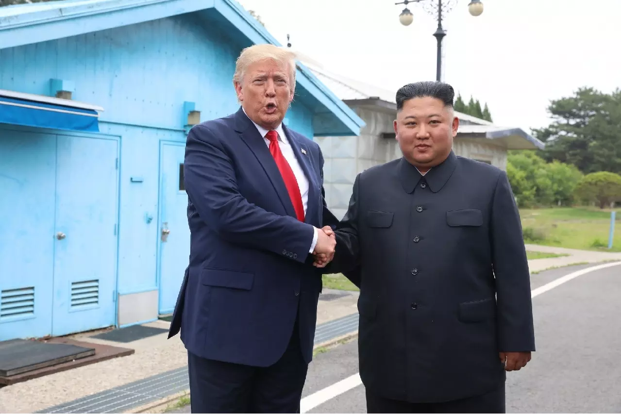 Trump के अधिकारियों की योजना, एशिया यात्रा में किम जोंग-उन से मुलाकात संभव Trump के अधिकारियों की योजना, एशिया यात्रा में किम जोंग-उन से मुलाकात संभव