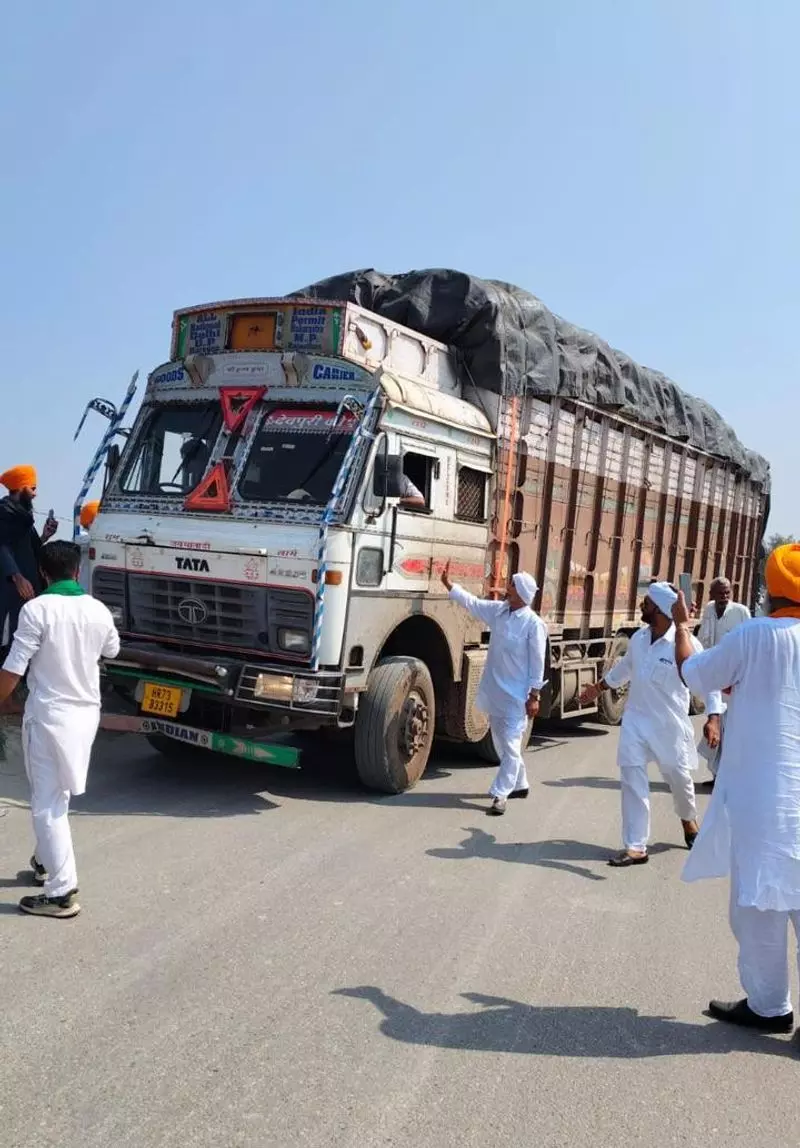 Haryana : यूपी से राज्य में आने वाले धान और चावल से लदे ट्रकों को रोकें Haryana : यूपी से राज्य में आने वाले धान और चावल से लदे ट्रकों को रोकें
