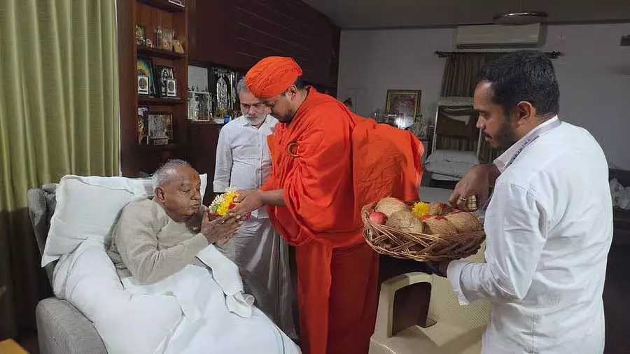 Karnataka : श्रवणबेलगोला मठ की चारुश्री ने देवेगौड़ा के स्वास्थ्य के बारे में पूछा Karnataka : श्रवणबेलगोला मठ की चारुश्री ने देवेगौड़ा के स्वास्थ्य के बारे में पूछा