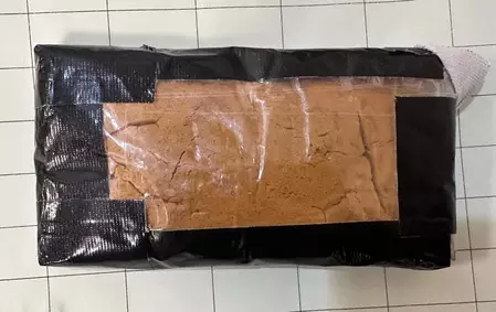 Airport पर डीआरआई की कार्रवाई, 1.2 किलो सोना जब्त, दो एयरपोर्ट कर्मचारी गिरफ्तार Airport पर डीआरआई की कार्रवाई, 1.2 किलो सोना जब्त, दो एयरपोर्ट कर्मचारी गिरफ्तार