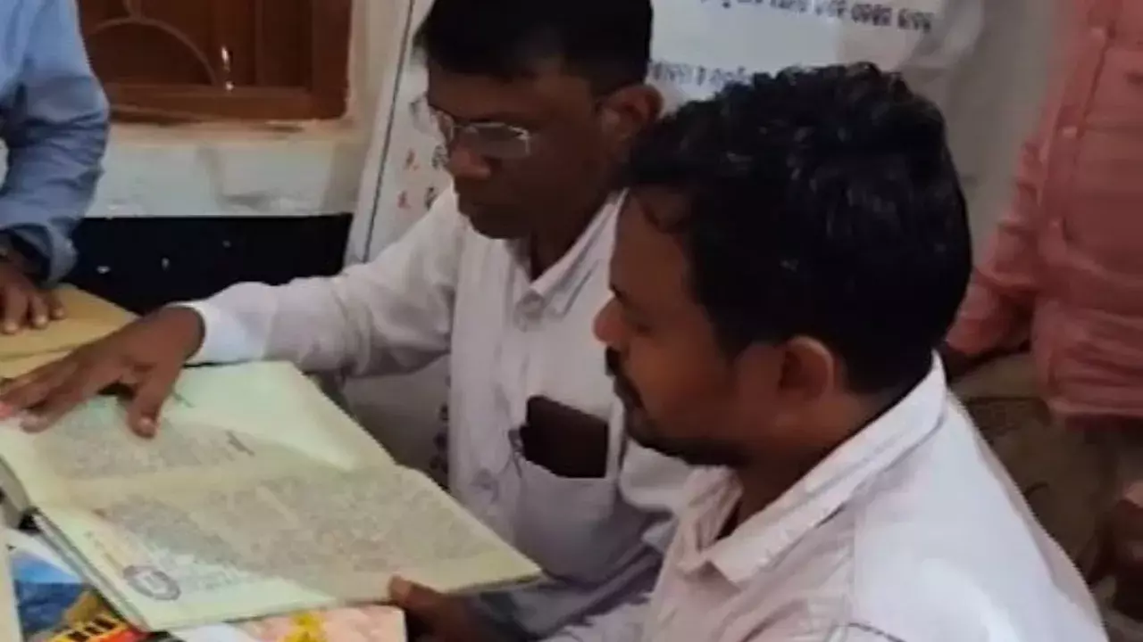 Balasore में फर्जी हस्ताक्षर के आरोप में ओडिशा की सेवानिवृत्त प्रधानाध्यापिका जांच के घेरे में Balasore में फर्जी हस्ताक्षर के आरोप में ओडिशा की सेवानिवृत्त प्रधानाध्यापिका जांच के घेरे में