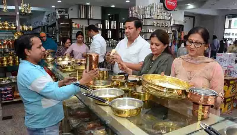 Jalandhar: धनतेरस पर खरीदारी के लिए बाजार गुलजार Jalandhar: धनतेरस पर खरीदारी के लिए बाजार गुलजार