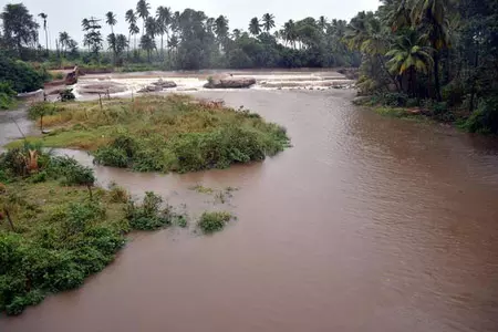 नदी उफान पर, कई गांव जलमग्न, फसलें बर्बाद नदी उफान पर, कई गांव जलमग्न, फसलें बर्बाद