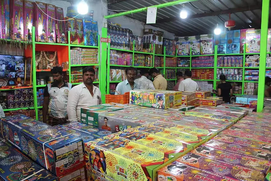तेलंगाना में व्यापारियों के लिए वरदान: होसुर में पटाखे खरीदने के लिए उमड़े लोग तेलंगाना में व्यापारियों के लिए वरदान: होसुर में पटाखे खरीदने के लिए उमड़े लोग
