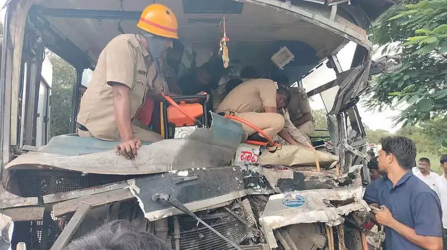 बस की एक खराब लॉरी से टक्कर: 10 यात्री घायल बस की एक खराब लॉरी से टक्कर: 10 यात्री घायल