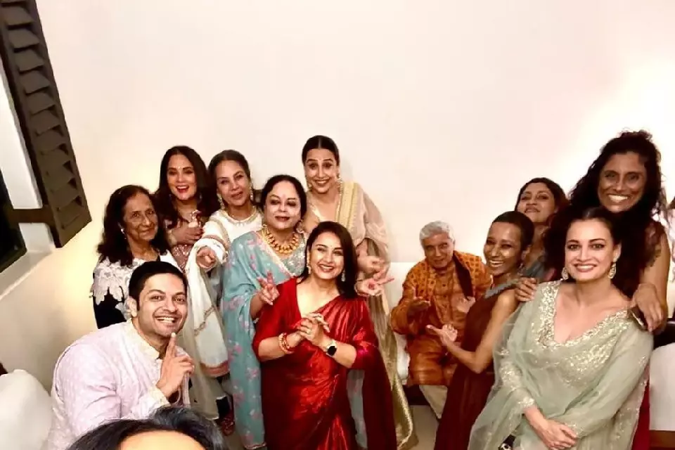 Diwali के मौके पर शबाना आज़मी ने सेलिब्रिटीज़ के साथ उत्सव मनाया Diwali के मौके पर शबाना आज़मी ने सेलिब्रिटीज़ के साथ उत्सव मनाया