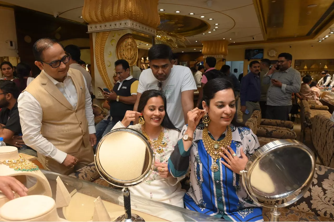 Gold के सिक्कों से लेकर कारों तक, भारत में त्योहारों पर रिकॉर्ड तोड़ बिक्री Gold के सिक्कों से लेकर कारों तक, भारत में त्योहारों पर रिकॉर्ड तोड़ बिक्री