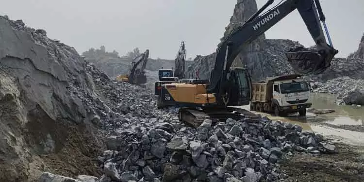 Hatadihi स्थानीय विरोध के बाद प्रशासन ने अवैध खनन पर कार्रवाई की Hatadihi स्थानीय विरोध के बाद प्रशासन ने अवैध खनन पर कार्रवाई की