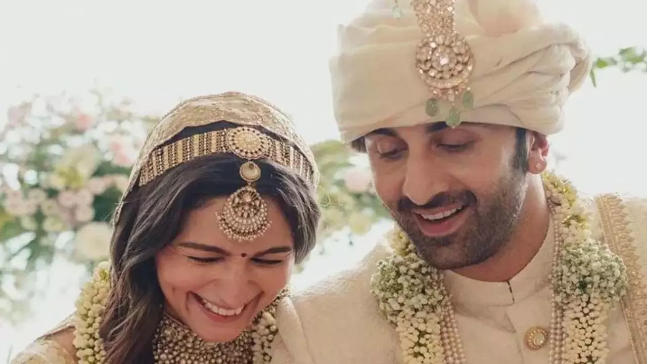 इस दिवाली Alia और रणबीर 250 करोड़ रुपये के घर में शिफ्ट होंगे इस दिवाली Alia और रणबीर 250 करोड़ रुपये के घर में शिफ्ट होंगे
