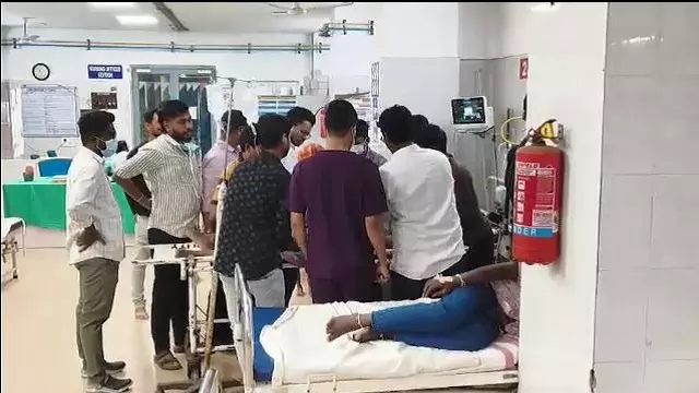 रेल पटरी पर बड़ा पत्थर गिरा, किरंदुल-विशाखापत्तनम पैसेंजर ट्रेन रद्द रेल पटरी पर बड़ा पत्थर गिरा, किरंदुल-विशाखापत्तनम पैसेंजर ट्रेन रद्द
