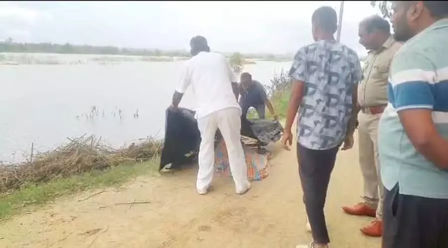 Betamangala : पलार झील में एक बूढ़ी औरत की लाश मिली Betamangala : पलार झील में एक बूढ़ी औरत की लाश मिली